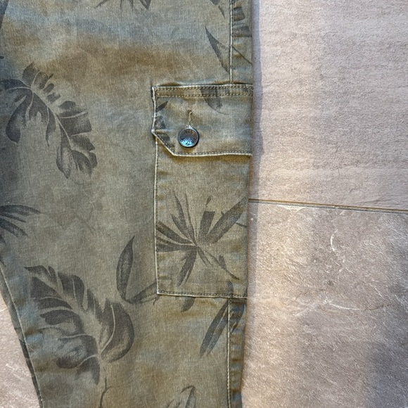 New Kut from the Kloth Leaf Print Cargo Pants - Picture 2 of 5